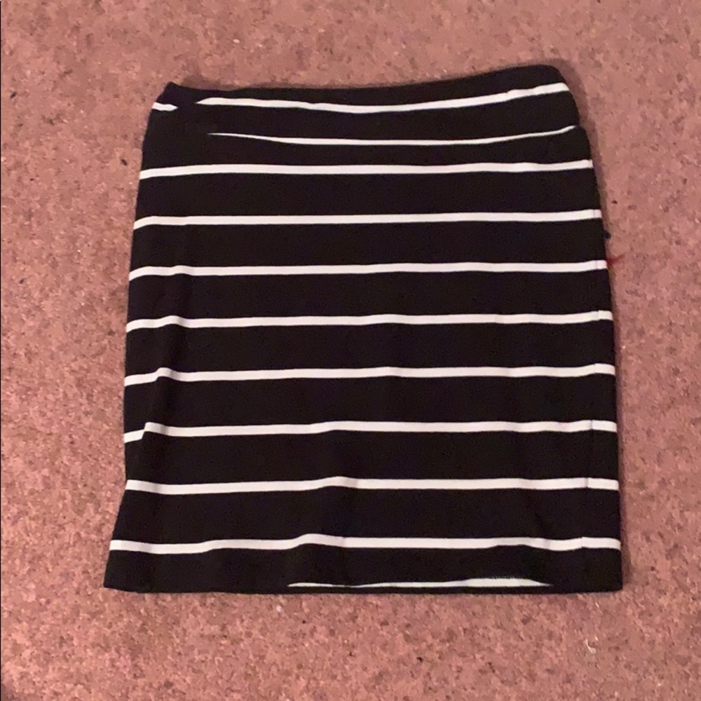 Short pencil skirt